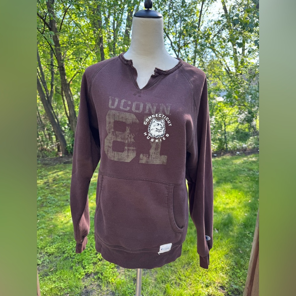UConn Huskies Champion Brown Sweatshirt Size Small